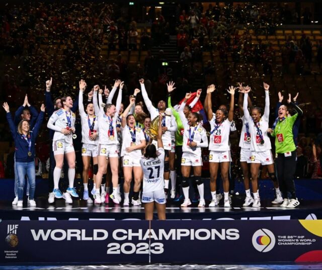 ⭐️ CH⭐️MPIONS ⭐️

💙🤍❤️

📸: @handball.takaproduction

#worldcup #champions #worldchampions #aimtoexcite #bleuetfier⭐️⭐️⭐️ #bleuetfier #finale #handballpassion #denorswe🇩🇰🇳🇴🇸🇪 #equipedefrance #victoire #goldmedal